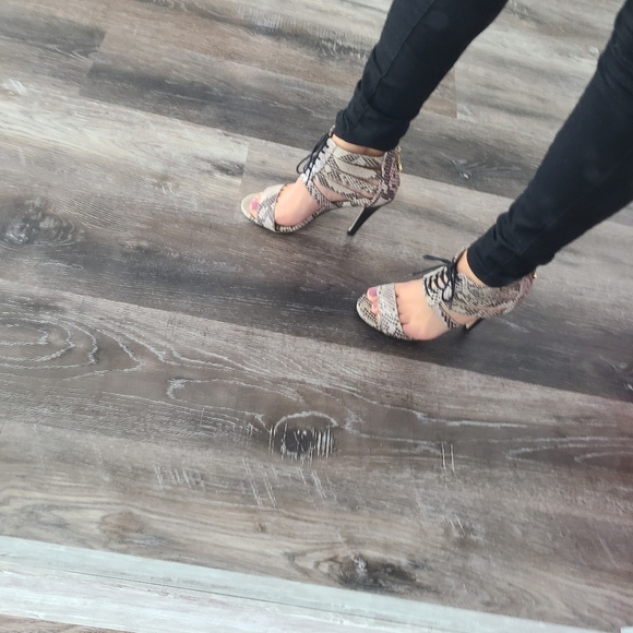 Report Signature strappy sandals. Size 6.4 - Picture 9 of 10